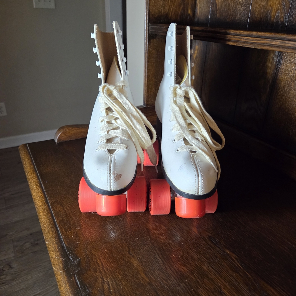 Classic White Roller Skates with Red Wheels - Picture 4 of 16